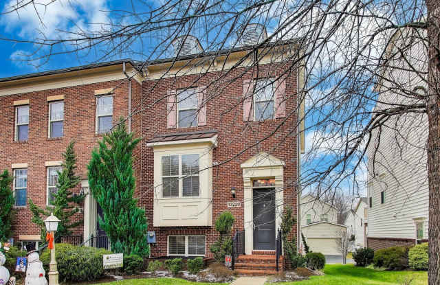 END UNIT TH - 4 Bed + 3.5 baths 2 car garage photos photos