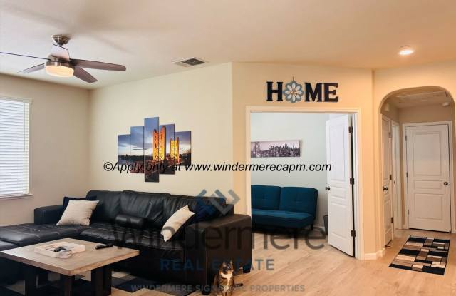Stylish  Spacious 2 bedroom-/1 bath Condo in Astoria at Gateway Oaks! - 2580 West El Camino Avenue, Sacramento, CA 95833
