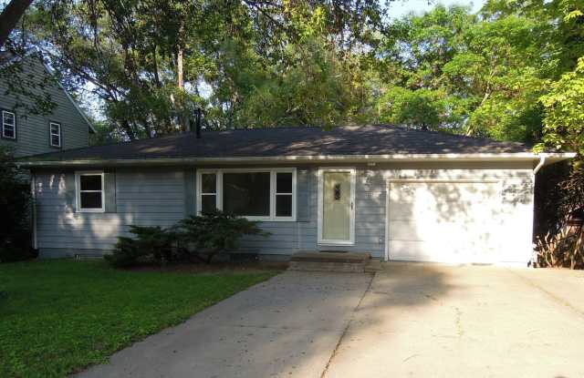 4 bedroom 2 bath house - 807 7th Ave in Coralville - 807 7th Avenue, Coralville, IA 52241