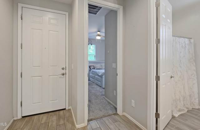 18572 W COTTONTAIL Lane Gallery 3