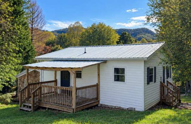Adorable Furnished 1 Bed 1 Bath With Bonus Room! Dog Friendly! Gallery 1