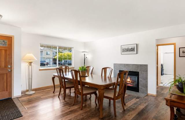 Beautiful 3 bed 2 Bath with  yard Gallery 3