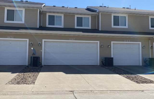 1147 NE 7th Ln - Townhome w/ Attached Garage For Rent Gallery 3