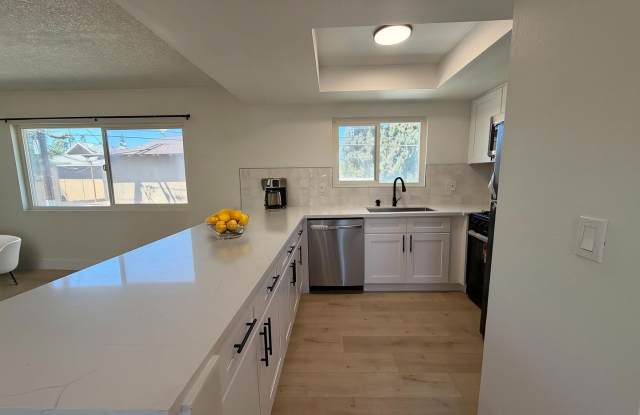 1535 Canfield Apartments Gallery 3