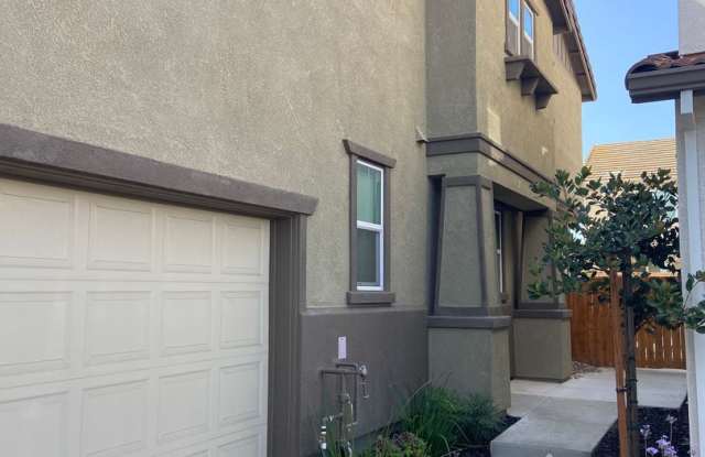 Almost new! Gated 4 Bdrm, 2.5 Bath Solar Home photos photos