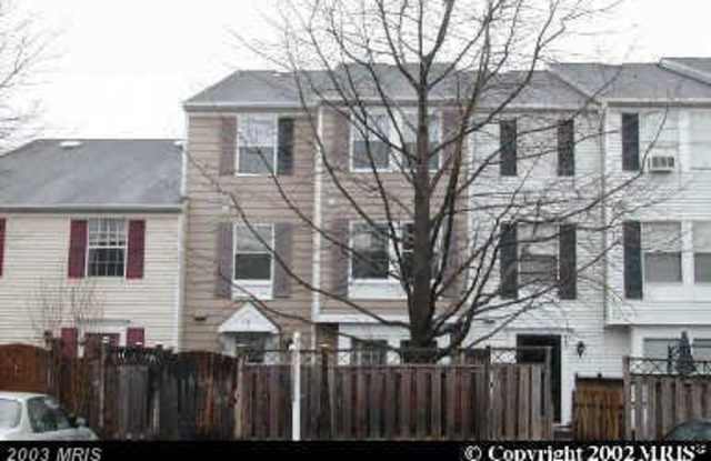 Very well maintained 3 level 3BR 2.5BA Town Home in Churchill Town Sector of Germantown - 13 Whitechurch Court, Germantown, MD 20874