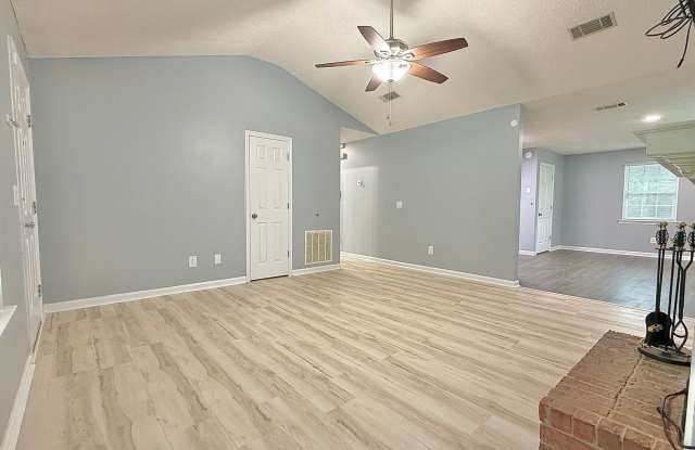 MOVE-IN READY | Pet Friendly Gallery 4