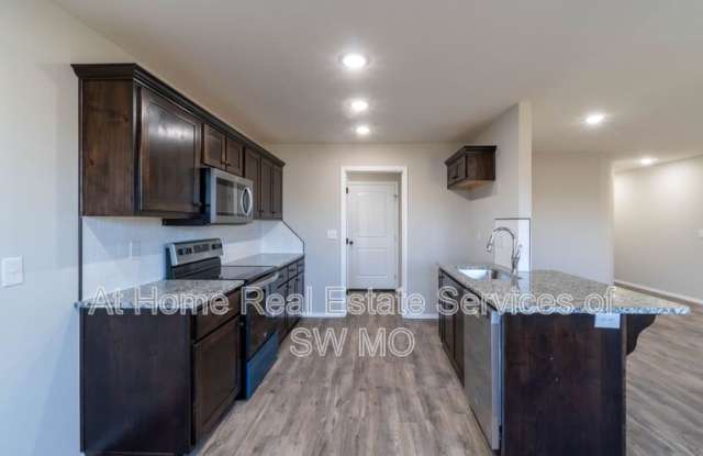 1810 S 15th Ave - 1810 South 15th Avenue, Ozark, MO 65721