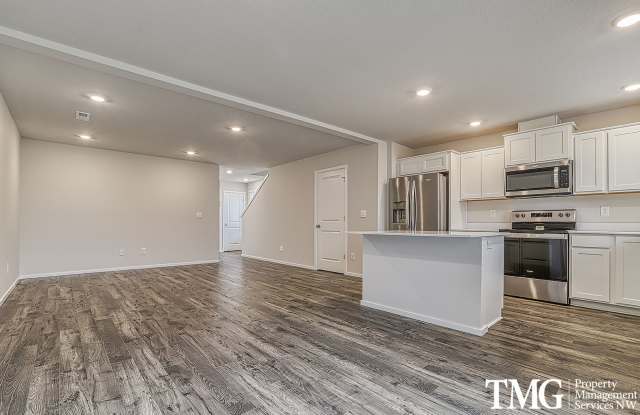 New 3 bed 2.5 bath Townhome in Ridgefield - 246 North Layla Place, Ridgefield, WA 98642