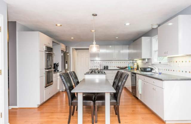 Stunning 4 Bedroom Colonial on private 2.7 Lot with a In-ground pool Gallery 1