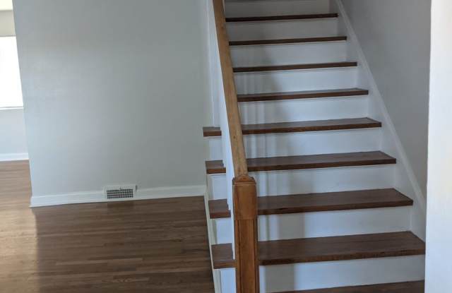 $1100 - 2 Bedroom, 1 Bath Duplex - Newly Remodeled, Heart of the City Gallery 3