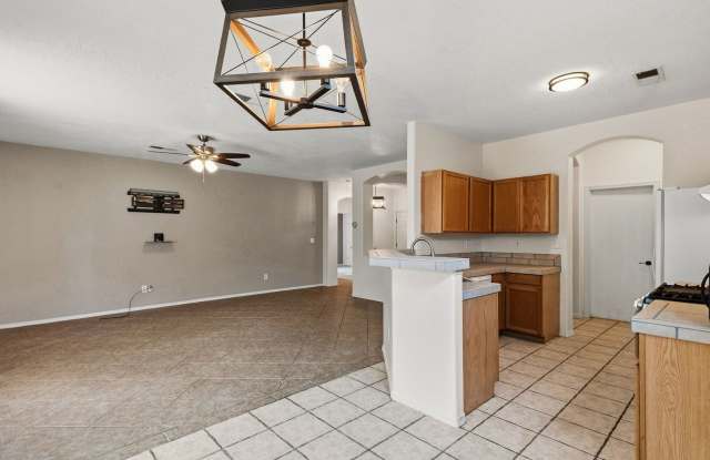 NW Heights 3 Bedroom 2 Bathroom 2 Car Garage Gallery 4