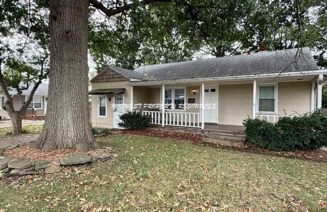 Charming Bungalow in Downtown Lee’s Summit! Gallery 1
