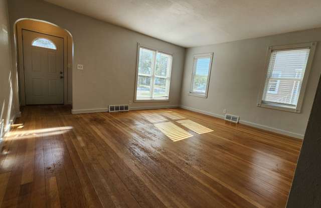 Charming Old-School 4-bedroom Home for Rent! Gallery 4