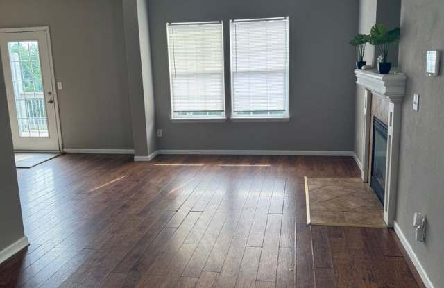 Charming Townhome, Prime Location, Cozy Living Gallery 3