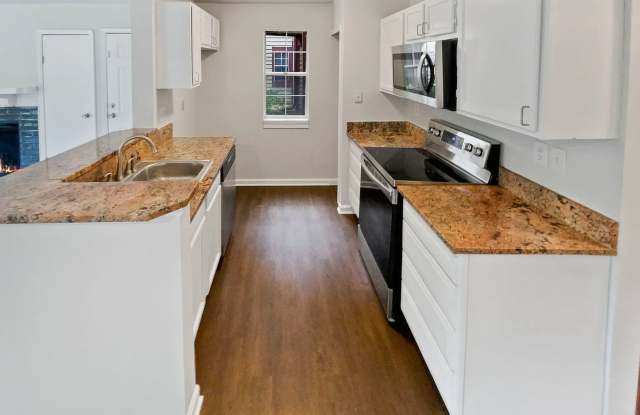Room in 2 Bedroom Home at Cypress Pointe St Gallery 3