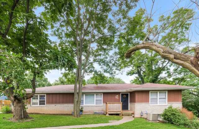 331 Northwest Woodland Road - 331 Northwest Woodland Road, Riverside, MO 64150