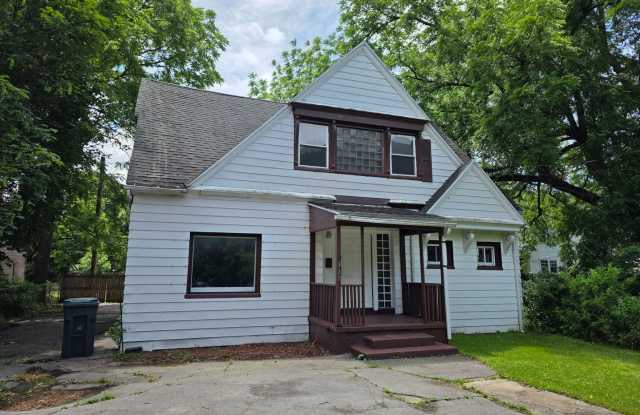 Large Single Family House Available Now 3 to 4 Beds 1.5 Bath over 2000 SQ FT photos photos