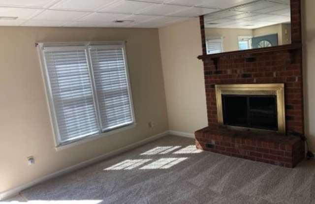 B-1 Kingswood Villas - Gorgeous townhome available now! NOW OFFERING 1/2 MONTH FREE WITH A YEAR'S LEASE! Gallery 4