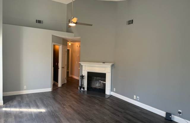Cute Two Bedroom House in Donelson - Garage & Fenced Backyard Gallery 4