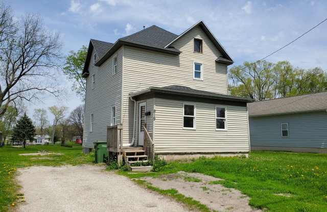 FOR RENT- 919 Oneida *Pets ok- large yard!* photos photos
