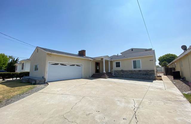 HUGE House with Pool!! Prime location (Lease out, pending signatures. Check back in a few days!) Gallery 4