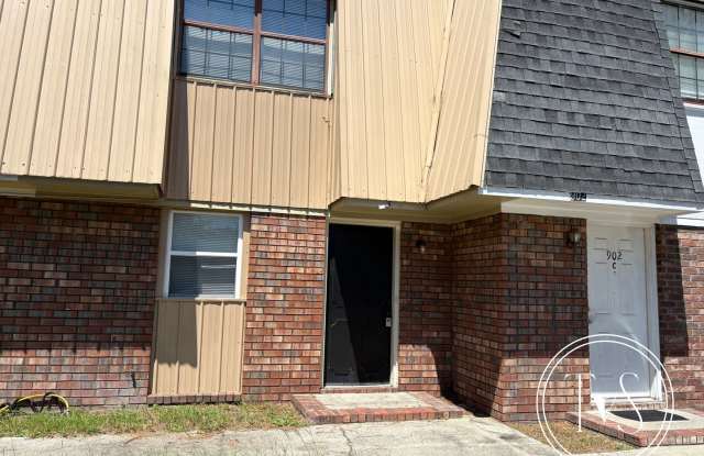RATE DROP ALERT (was $1400/month) and SUMMER MOVE-IN SPECIAL: 50% OFF 1st MONTH'S RENT!** photos photos