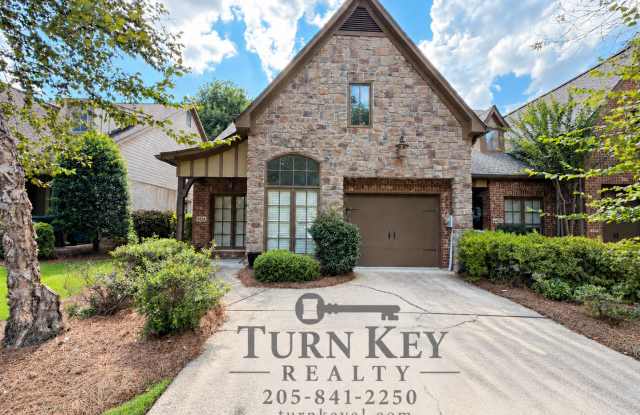 Beautiful 3-Bedroom Townhome in The Cotswolds – Prime Location! Gallery 1