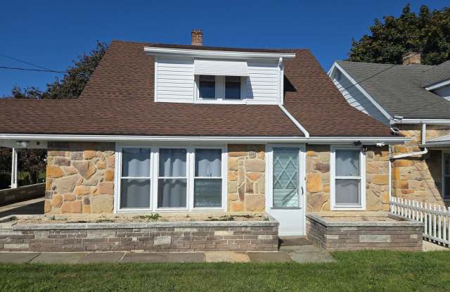 4-5 Bedroom, 2 Bathroom 2-Story Detached House - 449 Stouffer Avenue, Chambersburg, PA 17201