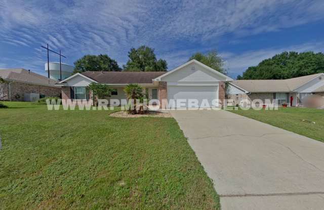 Spacious 3-Bedroom Home with Huge Fenced Backyard in South Crestview Gallery 1