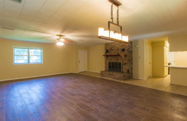 932 Emerald Gallery 3