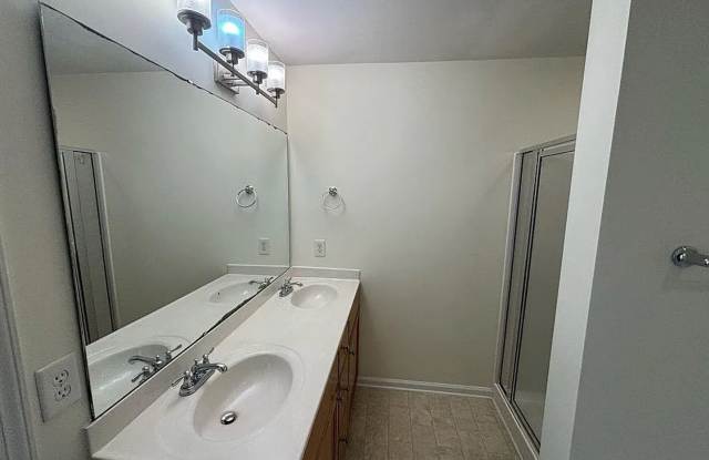 Room in 3 Bedroom Home at Sunny Cove Dr photos photos
