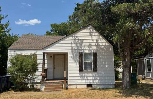 Charming 2 Bedroom Home with Fenced Yard and Plenty of Storage Gallery 1