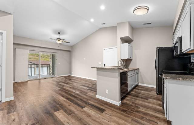 2 Bedroom 2 Bath Apartment Table Rock Lake Community- Move In Specials- Everyone Likes Free Rent Gallery 1