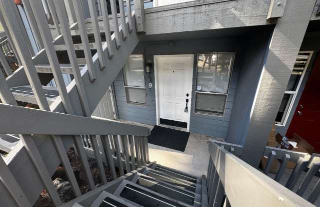 Charming Updated 2-Bed, 2.5-Bath Condo in Bremerton photos photos