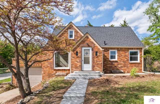 Charming 3 Bedroom Home in Convenient Omaha Location photos photos