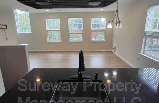 1032 Lamberton St Gallery 3