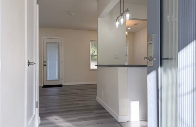 Cute 3 Bedroom / 1 1/4 Bathroom House in Van Nuys Gallery 3