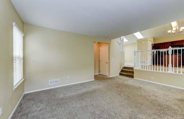 Beautifully Updated 3-Bed Home in Arapahoe Ridge – Prime Location Near Lake & Downtown Gallery 4