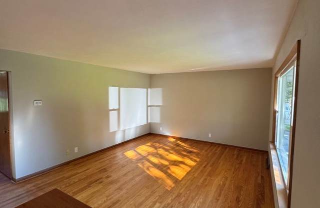 Three Bedroom One Bathroom Home $1,995.00 Gallery 3