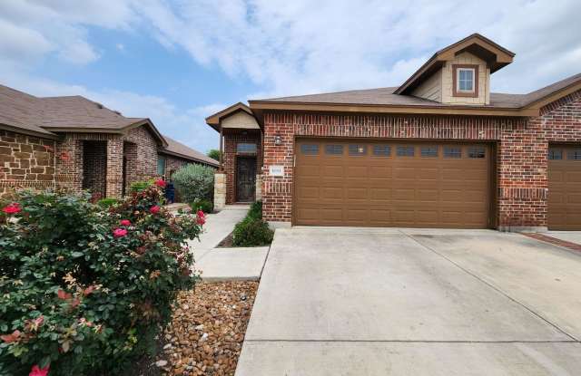 Fridge / No Carpet / Fenced in Yard /Close to Creekside Shopping  Entertainment / CISD - 1081 Creekside Orchard, New Braunfels, TX 78130