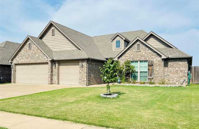 Welcome home to this pretty, single-story French provincial style located in the heart of Owasso's desirable Carrington Pointe. Gallery 3
