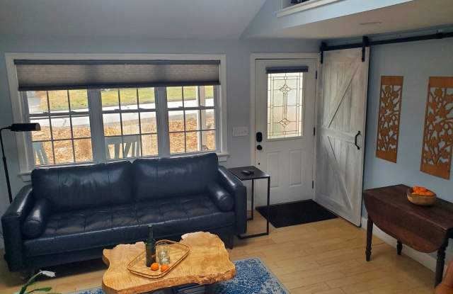 Charming 2BR House in Niantic Gallery 4