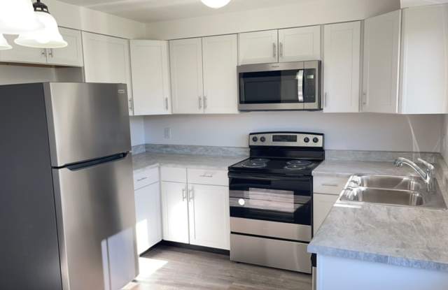 Modern 2-Bedroom Duplex with New Kitchen  Flooring in Eagle Point photos photos