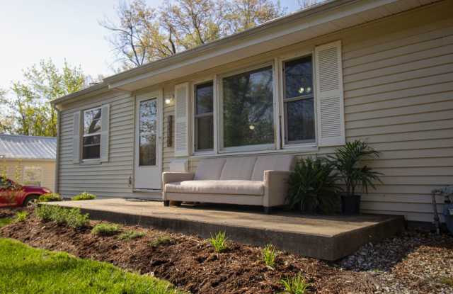 Open 2 Bed / 1 Bath Single Family Home Gallery 1