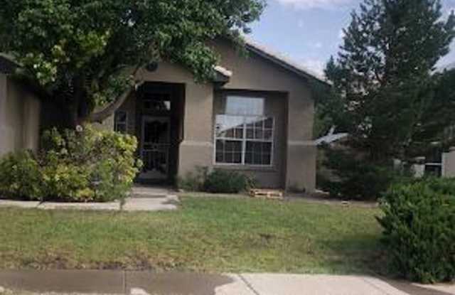 NW 4 BR Home large yard/outdoor space photos photos