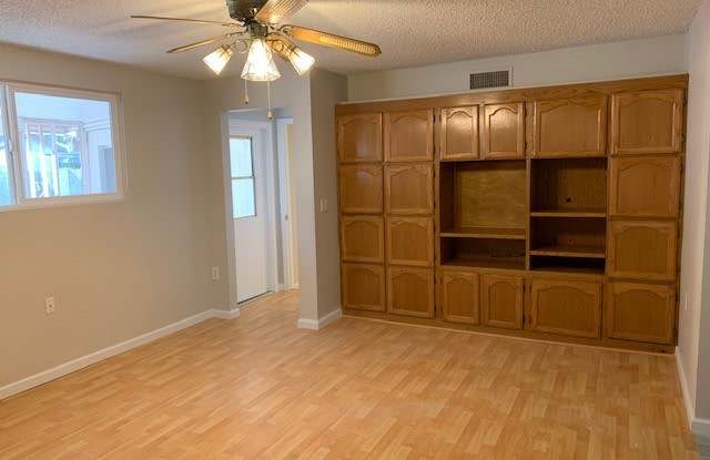 1 bedroom and a den/office 1 bath unit at a unique property in Mesa Gallery 4