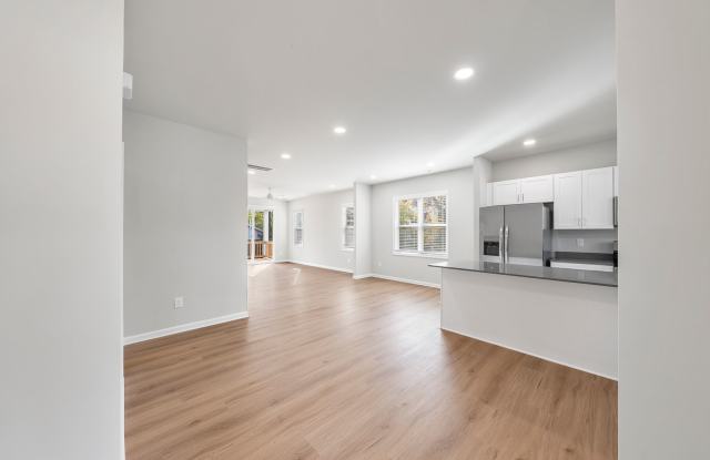 2211 Garden Pl - Convenient 4BR 4BA Duplex Gallery 3