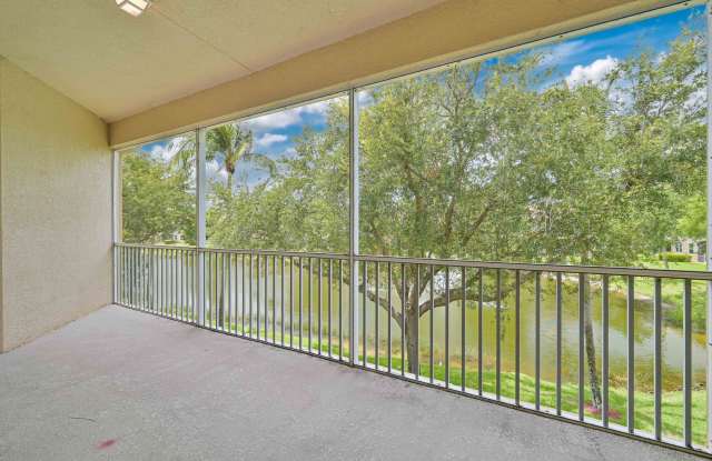 **Coach Home in Jonathans Bay - 3/2 + Den -  Water Views - 2 Car Garage** Gallery 4