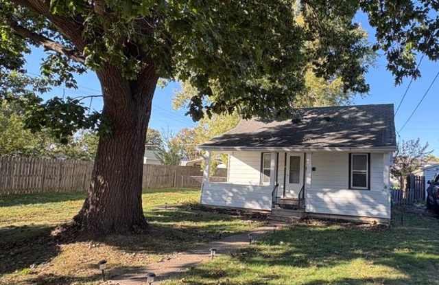 2-Bed Home with 2-Car Garage, Big Fenced Yard & Full Basement — Peoria Heights Gallery 1